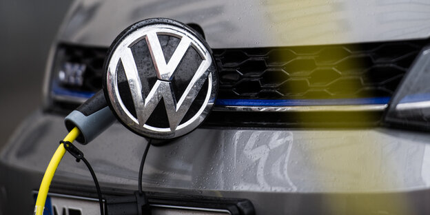 Ein Elektro-VW wird aufgeladen Ein Elektro-VW wird aufgeladen