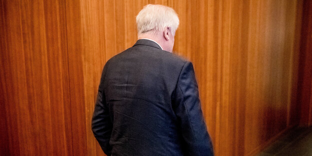 Horst Seehofer (CSU), Bundesminister für Inneres, Heimat und Bau, verlässt eine Pressekonferenz im Innenministerium Horst Seehofer (CSU), Bundesminister für Inneres, Heimat und Bau, verlässt eine Pressekonferenz im Innenministerium
