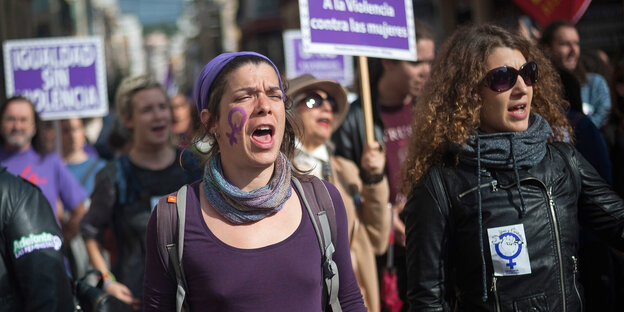 Frauen prostestieren in Malaga in Spanien gegen Gewalt gegen Frauen Frauen prostestieren in Malaga in Spanien gegen Gewalt gegen Frauen