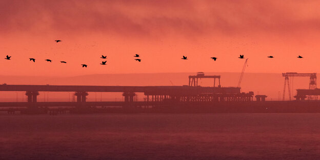 Die Kertsch-Brücke leuchtet rot bei Sonnenaufgang Die Kertsch-Brücke leuchtet rot bei Sonnenaufgang