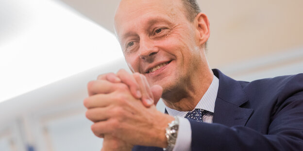 Friedrich merz mit gefalteten Händern und Uhr am Armgelenk. Friedrich merz mit gefalteten Händern und Uhr am Armgelenk.