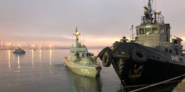 Zwei ukrainische Schiffe im Hafen von Kertsch