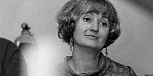 Eine Schwarz-Weiß-Fotografie aus den 60er Jahren. Darauf zu sehen: Erika Runge, dei ein wenig träumerisch schaut. Eine Schwarz-Weiß-Fotografie aus den 60er Jahren. Darauf zu sehen: Erika Runge, dei ein wenig träumerisch schaut.