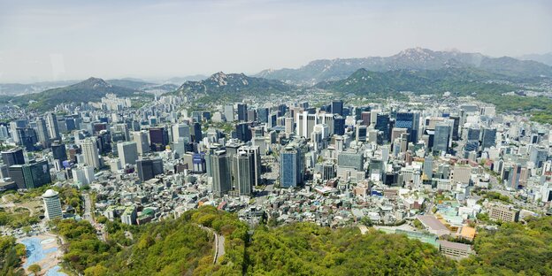 Blick aus den Bergen auf die südkoreanische Haupstadt Seoul Blick aus den Bergen auf die südkoreanische Haupstadt Seoul