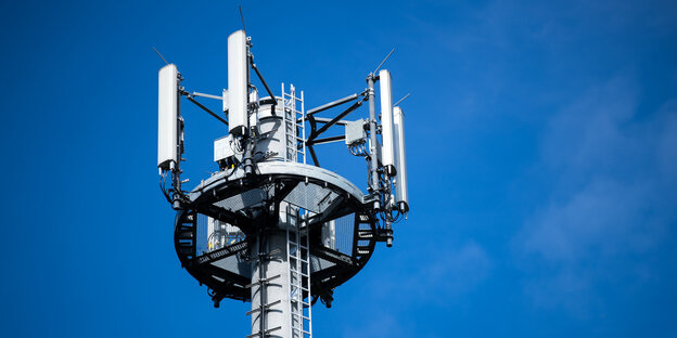 Ein Mast mit verschiedenen Antennen von Mobilfunkanbietern Ein Mast mit verschiedenen Antennen von Mobilfunkanbietern