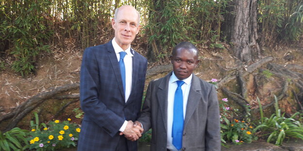 Clovis Razafimalala mit dem deutschen Botschafter in Madagaskar, Harald Gehrig Clovis Razafimalala mit dem deutschen Botschafter in Madagaskar, Harald Gehrig