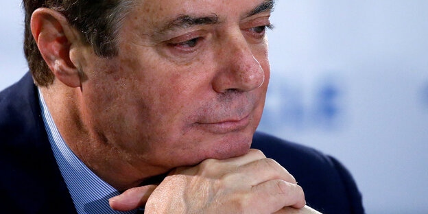 Trumps Wahlkampfchef Manafort stützt sein Gesicht auf die Hände Trumps Wahlkampfchef Manafort stützt sein Gesicht auf die Hände