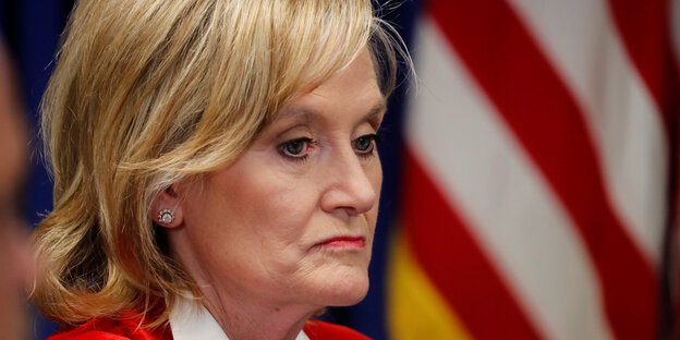 Die republianische US-Senatorin für Mississippi, Cindy Hyde-Smith, sitzt vor einer US-Flagge Die republianische US-Senatorin für Mississippi, Cindy Hyde-Smith, sitzt vor einer US-Flagge