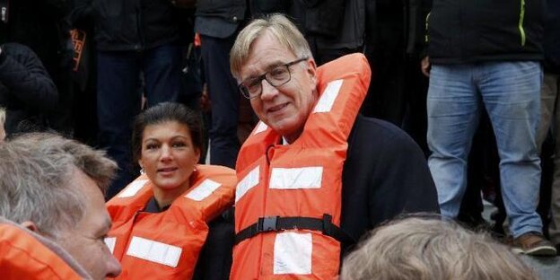 Sahra Wagenknecht (li) und Dietmar Bartsch bei einer Seebrückendemonstration in Berlin Sahra Wagenknecht (li) und Dietmar Bartsch bei einer Seebrückendemonstration in Berlin