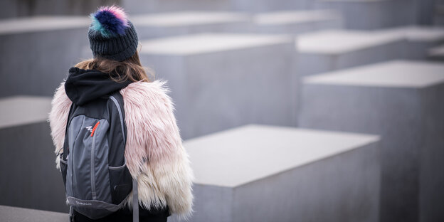 Am Holocaust-Denkmal in Berlin steht eine Frau Am Holocaust-Denkmal in Berlin steht eine Frau