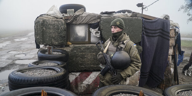 Ein Soldat der ukrainischen Nationalgarde bewacht einen Kontrollposten in der Hafenstadt Berdjansk am Asowschen Meer Ein Soldat der ukrainischen Nationalgarde bewacht einen Kontrollposten in der Hafenstadt Berdjansk am Asowschen Meer