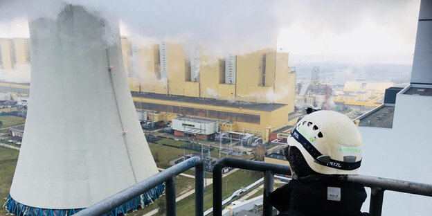 Ein Greenpeace-Aktivist schaut auf einen Schornstein im polnischen Kraftwerk Belchatow, dem größten Braunkohlekraftwerk der Welt. Ein Greenpeace-Aktivist schaut auf einen Schornstein im polnischen Kraftwerk Belchatow, dem größten Braunkohlekraftwerk der Welt.
