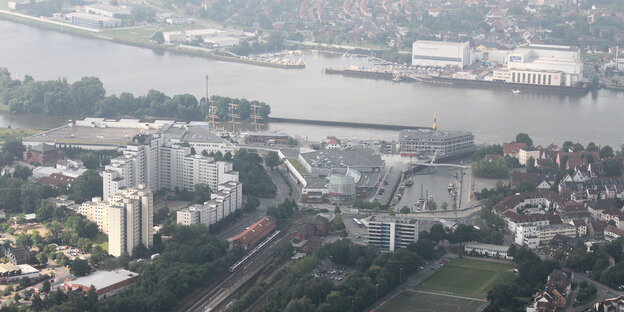 Die Grohner Düne aus der Luft - eine Hochhaussiedlung in der Nähe der Weser