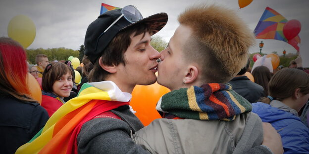 In St. Petersburg küssen sich zwei Männer auf einer Demonstration In St. Petersburg küssen sich zwei Männer auf einer Demonstration
