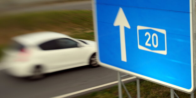 Ein Autobahnschild weist den Weg Richtung A20. Ein Autobahnschild weist den Weg Richtung A20.