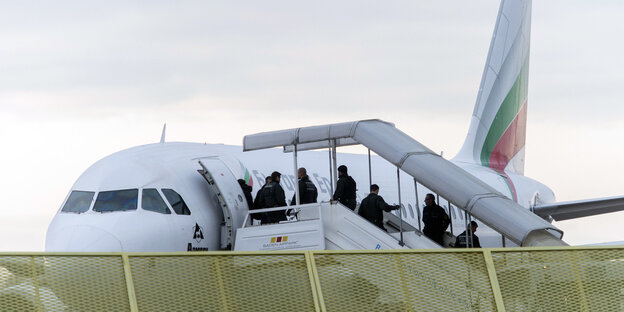 Mit Punktesystem noch einfacher: abgelehnte Asylbewerber steigen am Baden-Airport in Rheinmünster im Rahmen einer landesweiten Sammelabschiebung in ein Flugzeug Mit Punktesystem noch einfacher: abgelehnte Asylbewerber steigen am Baden-Airport in Rheinmünster im Rahmen einer landesweiten Sammelabschiebung in ein Flugzeug