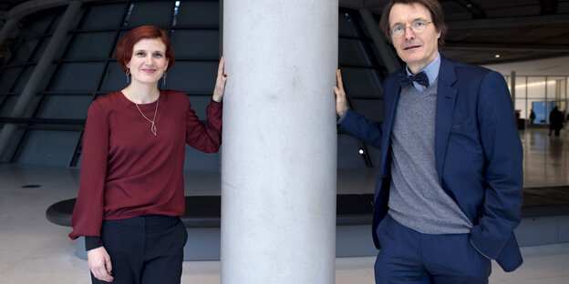 Katja Kipping und Karl Lauterbach stehen nebeneinander und lehnen sich jeder mit einer Hand gegen einen Betonpfeiler Katja Kipping und Karl Lauterbach stehen nebeneinander und lehnen sich jeder mit einer Hand gegen einen Betonpfeiler