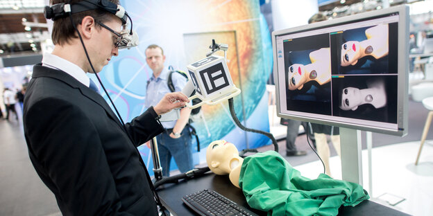 Ein Mann bedient ein sogenanntes Augmented-Reality-System, ein Kamerasystem, das speziell für den medizinischen Einsatz bei der Operation von Lymphknoten entwickelt wurde Ein Mann bedient ein sogenanntes Augmented-Reality-System, ein Kamerasystem, das speziell für den medizinischen Einsatz bei der Operation von Lymphknoten entwickelt wurde
