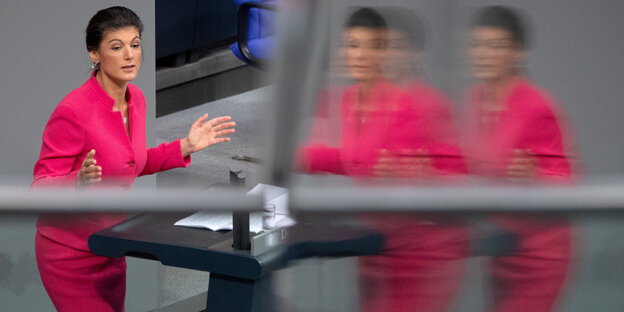 Sahra Wagenknecht steht an einem Rednerpult