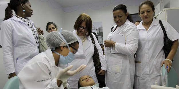 Ärzte aus Kuba beobachten einen zahnärztlichen Eingriff während einer Trainingseinheit in einer Klinik in Brasilia Ärzte aus Kuba beobachten einen zahnärztlichen Eingriff während einer Trainingseinheit in einer Klinik in Brasilia