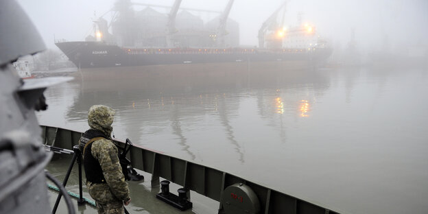 Ukrainischer Soldat blickt über den Hafen von Mariupol