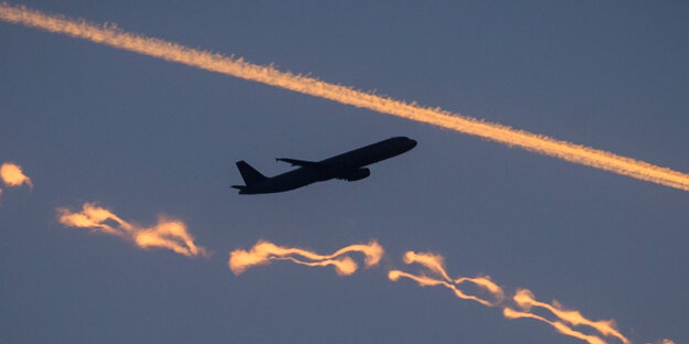Ein Flugzeug am Himmel Ein Flugzeug am Himmel