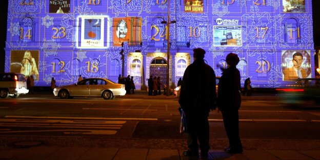 Ein als Adventskalender angestrahltes Gebäude Ein als Adventskalender angestrahltes Gebäude