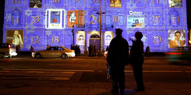 Ein als Adventskalender angestrahltes Gebäude