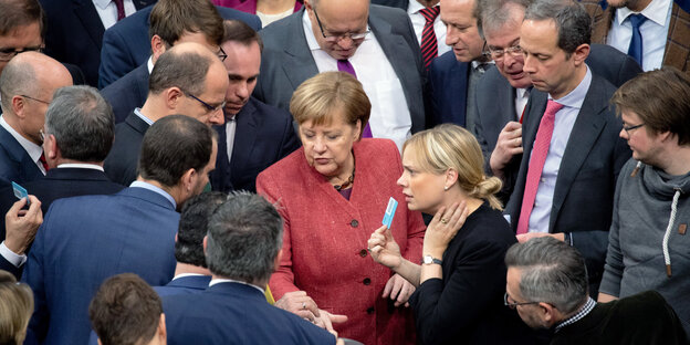Abgeordnete um Kanzlerin Merkel Abgeordnete um Kanzlerin Merkel