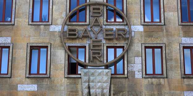 Ein Logo hängt an einem Gebäude des Bayer Konzerns Ein Logo hängt an einem Gebäude des Bayer Konzerns