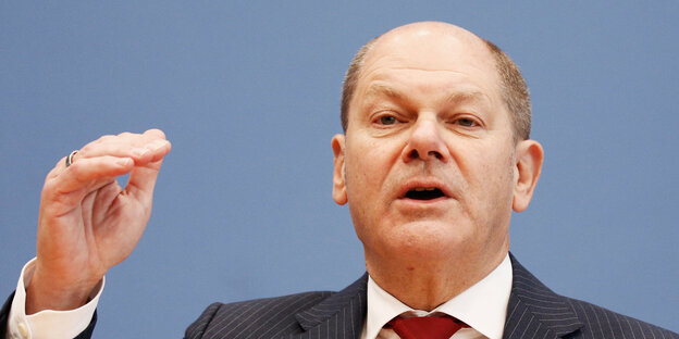 Mann mit Glatze hebt rechten Arm Mann mit Glatze hebt rechten Arm