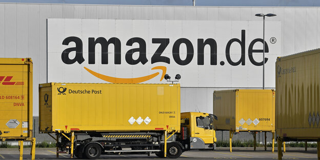 Amazon-Logistikzentrum in Rheinsberg, davor ein LKW. Amazon-Logistikzentrum in Rheinsberg, davor ein LKW.