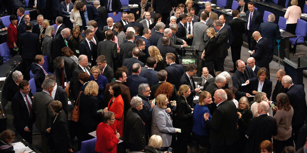 Die Bundestagsabgeordneten bei der Abstimmung am Donnerstag im Deutschen Bundestag Die Bundestagsabgeordneten bei der Abstimmung am Donnerstag im Deutschen Bundestag