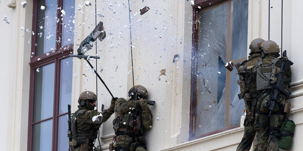 KSK-Soldaten im Einsatz an einer Hauswand KSK-Soldaten im Einsatz an einer Hauswand