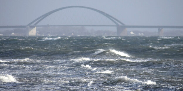 Fehmarnsundbrücke über aufgewühlter See Fehmarnsundbrücke über aufgewühlter See