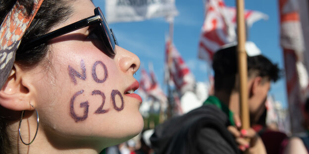 Demonstrantin mit "G20" auf der Backe Demonstrantin mit "G20" auf der Backe