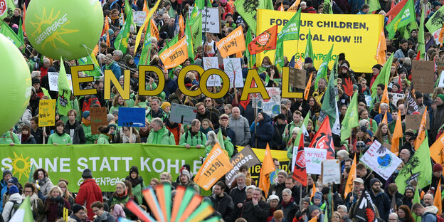 Demonstranten halten die Buchstaben "End Coal" nach oben, zudem werden zahlreiche Fahnen geschwenkt Demonstranten halten die Buchstaben "End Coal" nach oben, zudem werden zahlreiche Fahnen geschwenkt