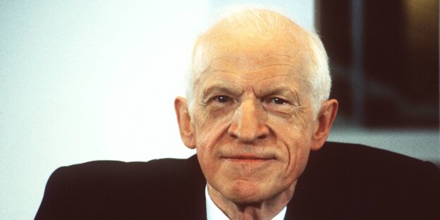 Hans Abich trägt einen Anzug und schaut in die Kamera Hans Abich trägt einen Anzug und schaut in die Kamera