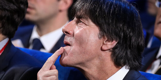 Joachim Löw schaut angestrengt