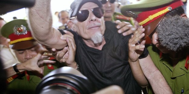 Gary Glitter und Polizisten Gary Glitter und Polizisten