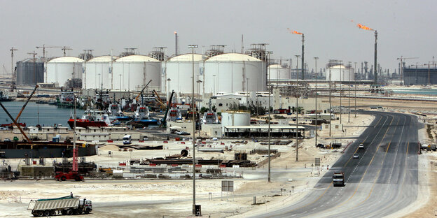 Blick auf eine Gasproduktionsanlage in Katar Blick auf eine Gasproduktionsanlage in Katar