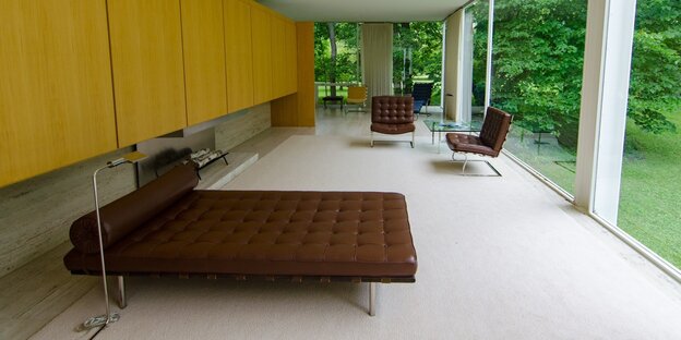 Flache Lederliege in einem modernistischen Paviilon Flache Lederliege in einem modernistischen Paviilon
