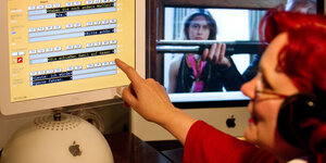 Zwei Bildschirme sind zu sehen, links werden Untertitel angezeigt, rechts eine Szene aus dem "Tatort"
