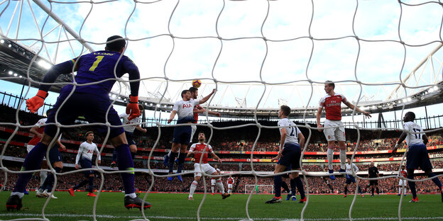 Großbritannien, London: Fußball: Premier League, England, 14. Spieltag, FC Arsenal - Tottenham Hotspur im Emirates Stadium. Großbritannien, London: Fußball: Premier League, England, 14. Spieltag, FC Arsenal - Tottenham Hotspur im Emirates Stadium.