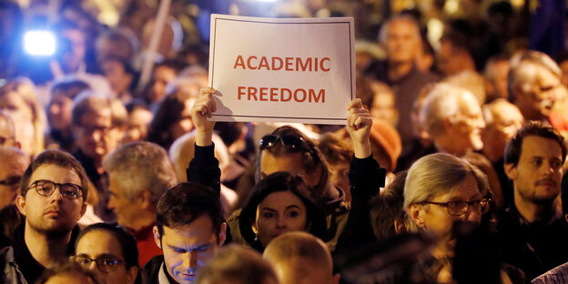 Demonstrierende fordern in Budapest mit Schildern "akademische Freiheit" Demonstrierende fordern in Budapest mit Schildern "akademische Freiheit"