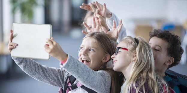 Schüler mit Tablet Schüler mit Tablet