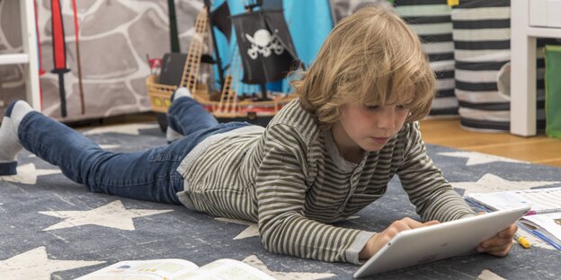 Schüler mit Tablet Schüler mit Tablet