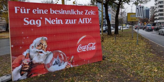 Auf einem Coca-Cola-Plakat steht "Für eine besinnliche Zeit: Sag nein zur AfD" Auf einem Coca-Cola-Plakat steht "Für eine besinnliche Zeit: Sag nein zur AfD"