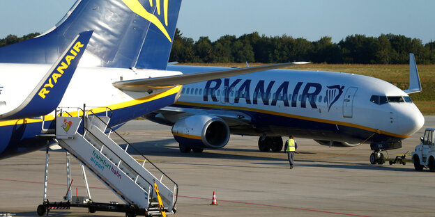 Zwei Ryanair-Flugzeuge stehen auf einem Rollfeld Zwei Ryanair-Flugzeuge stehen auf einem Rollfeld