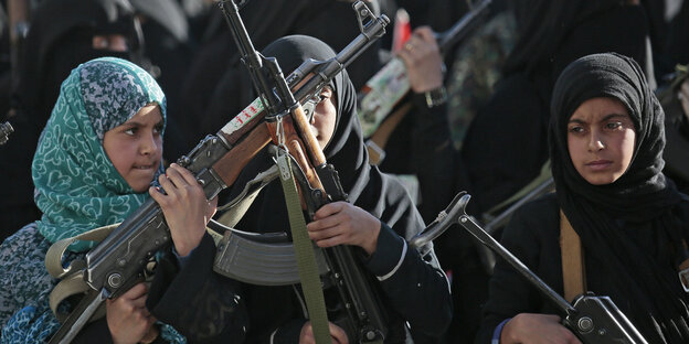 Junge Frauen tragen Sturmgewehre, während sie in Sanaa (Jemen) an einem bewaffneten Marsch zur Unterstützung der Huthi-Rebellen im Jemen teilnehmen Junge Frauen tragen Sturmgewehre, während sie in Sanaa (Jemen) an einem bewaffneten Marsch zur Unterstützung der Huthi-Rebellen im Jemen teilnehmen